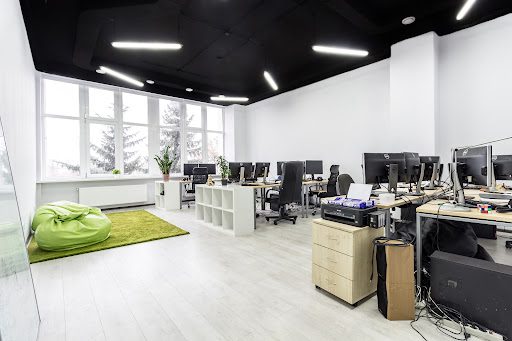 Ile kosztuje wynajem biura: przewodnik po cenach i czynnikach wpływających na koszty